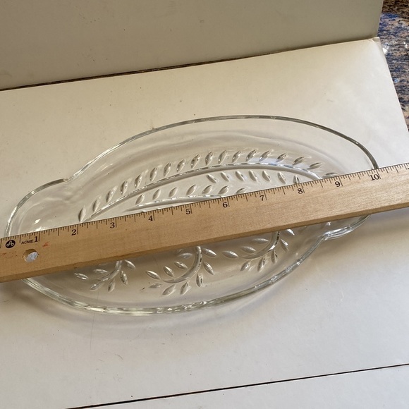 Vintage pressed glass serving bowl. - Picture 3 of 6